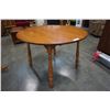 Image 4 : ROUND MAPLE DINING TABLE W/ LEAF AND 4 CHAIRS
