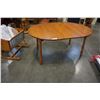 Image 5 : ROUND MAPLE DINING TABLE W/ LEAF AND 4 CHAIRS