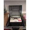 Image 1 : Underwood 450 Manual Typewriter with Case