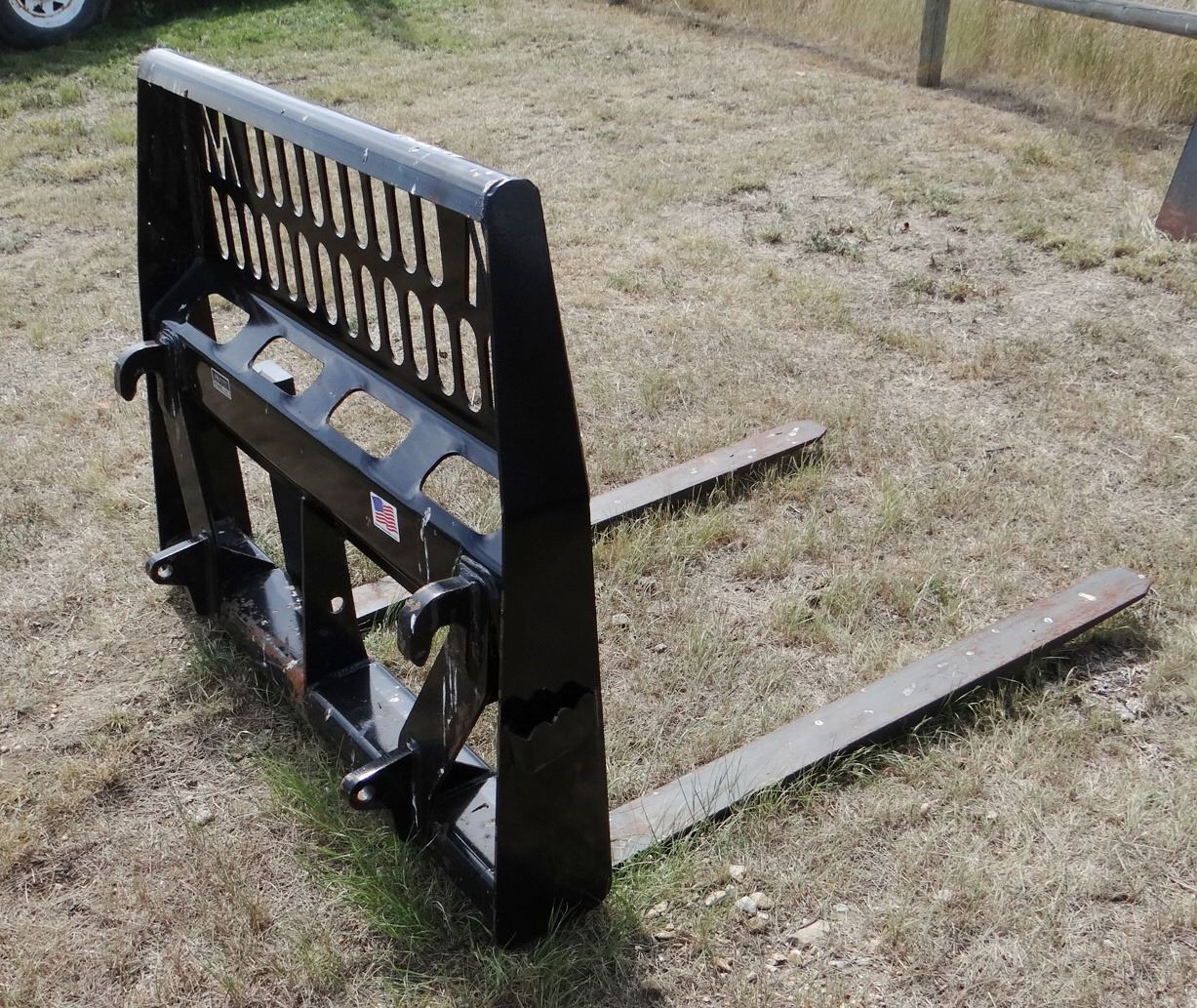 Notch pallet forks, tractor quick attach