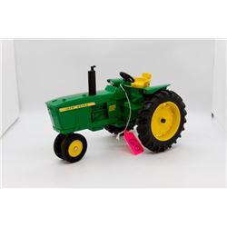 John Deere 2520 toy tractor 1:16