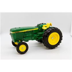 John Deere toy tractor 1:16