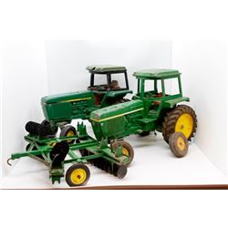 Various used John Deere toys *one front end tire broken*