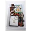 Image 1 : Tray lot of vintage and collectible jewellery including vintage brooches and pins, antique rolled go