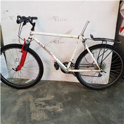 WHITE SPECIALIZED BIKE