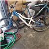 Image 1 : WHITE AND BLUE GARY FISHER BIKE