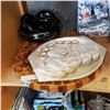 Image 1 : DECORATIVE WOOD CUTTING BOARD, SHELL DISHES AND BLACK WOODEN JAPANESE LAQUER DISHES
