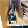 Image 1 : 2 TRIPODS