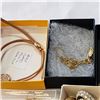 Image 3 : LOT OF 5 TRAYS OF GOLD PLATED & GOLD TONE JEWELLERY