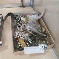 TRAY OF ESTATE JEWELRY