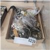 Image 2 : TRAY OF ESTATE JEWELRY