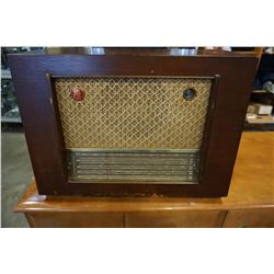 OPYE VINTAGE CANADIAN RADIO