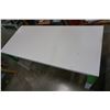 Image 2 : WHITE AND GREEN TABLE