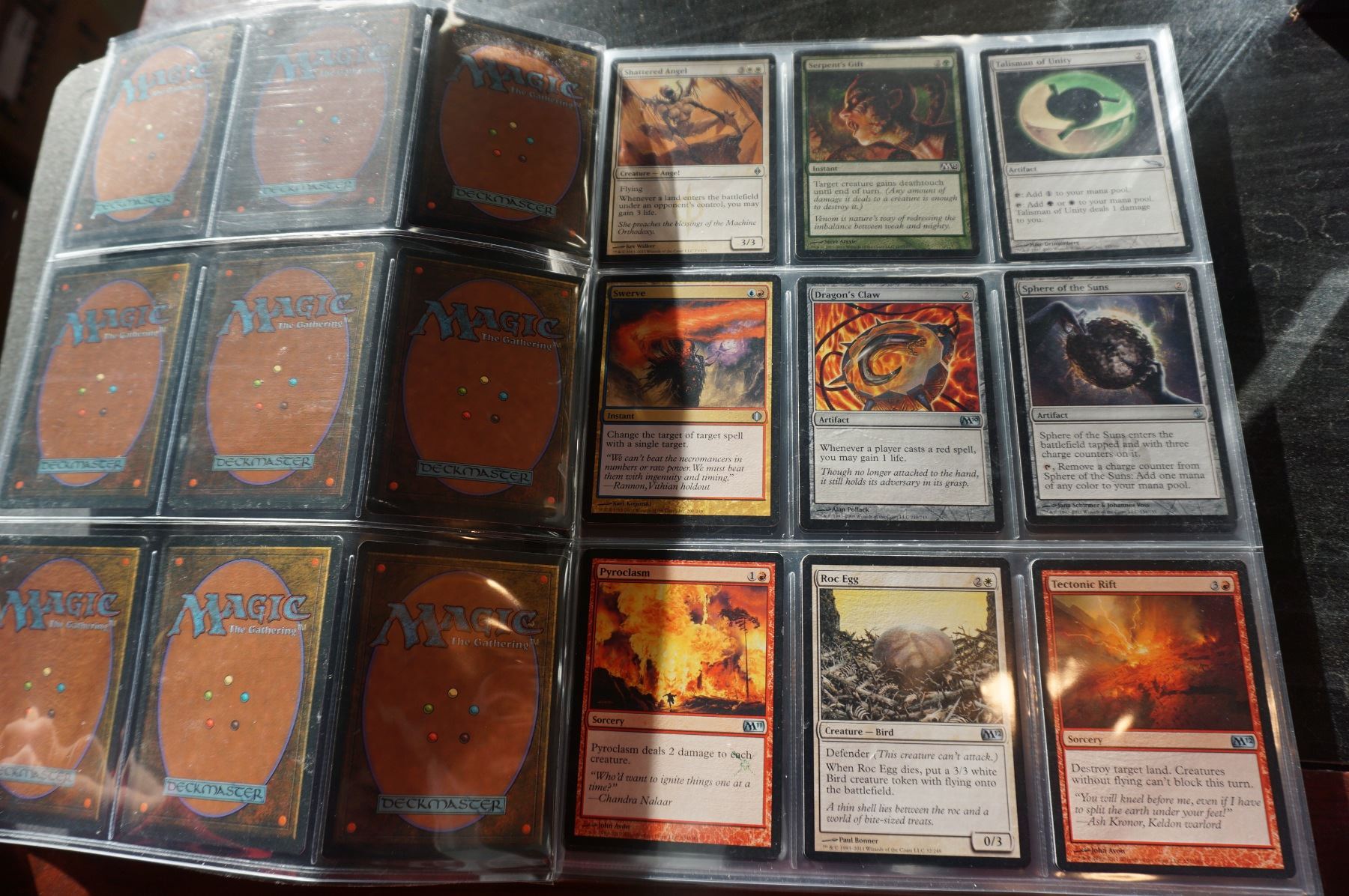 BINDER OF 70 MINT MAGIC THE GATHERING CARDS