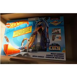 NEW HOTWHEELS CITY MEGA GARAGE SET