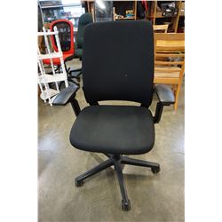 BLACK GAS LIFT OFFICE CHAIR