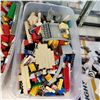 Image 3 : 2 BINS OF VINTAGE LEGO