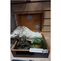 WOODEN BOX WITH CERAMIC LION, GLASS ASHTRAY AND SAMURAI FIGURE