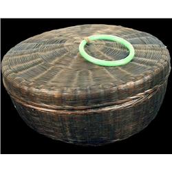 Sewing basket with a Jade ring  mint condition
