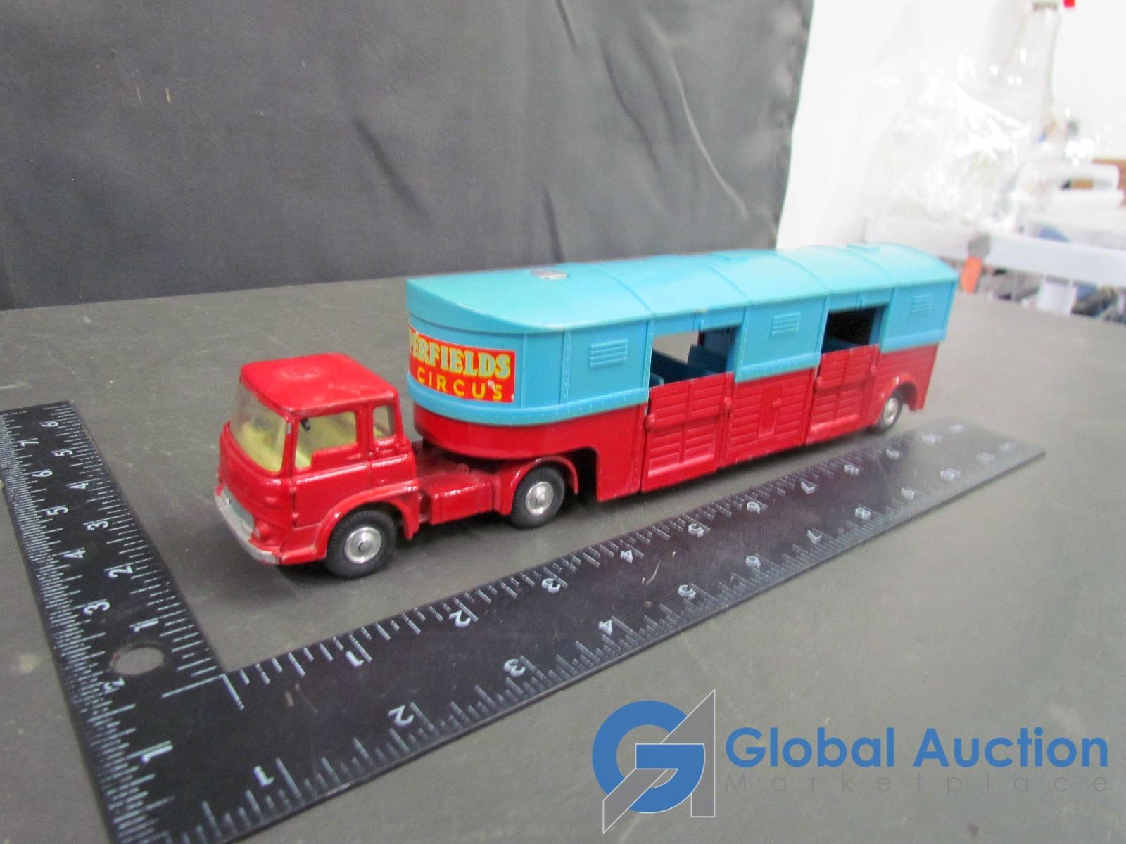 truck and horse trailer toy