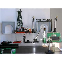 LIONEL ACCESSORY LOT INCLUDING: 455, 450, 2 - 151