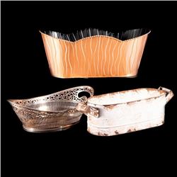 Seven tableware pieces.