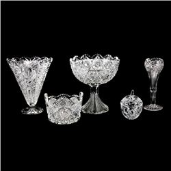 Ten pieces of cut crystal.