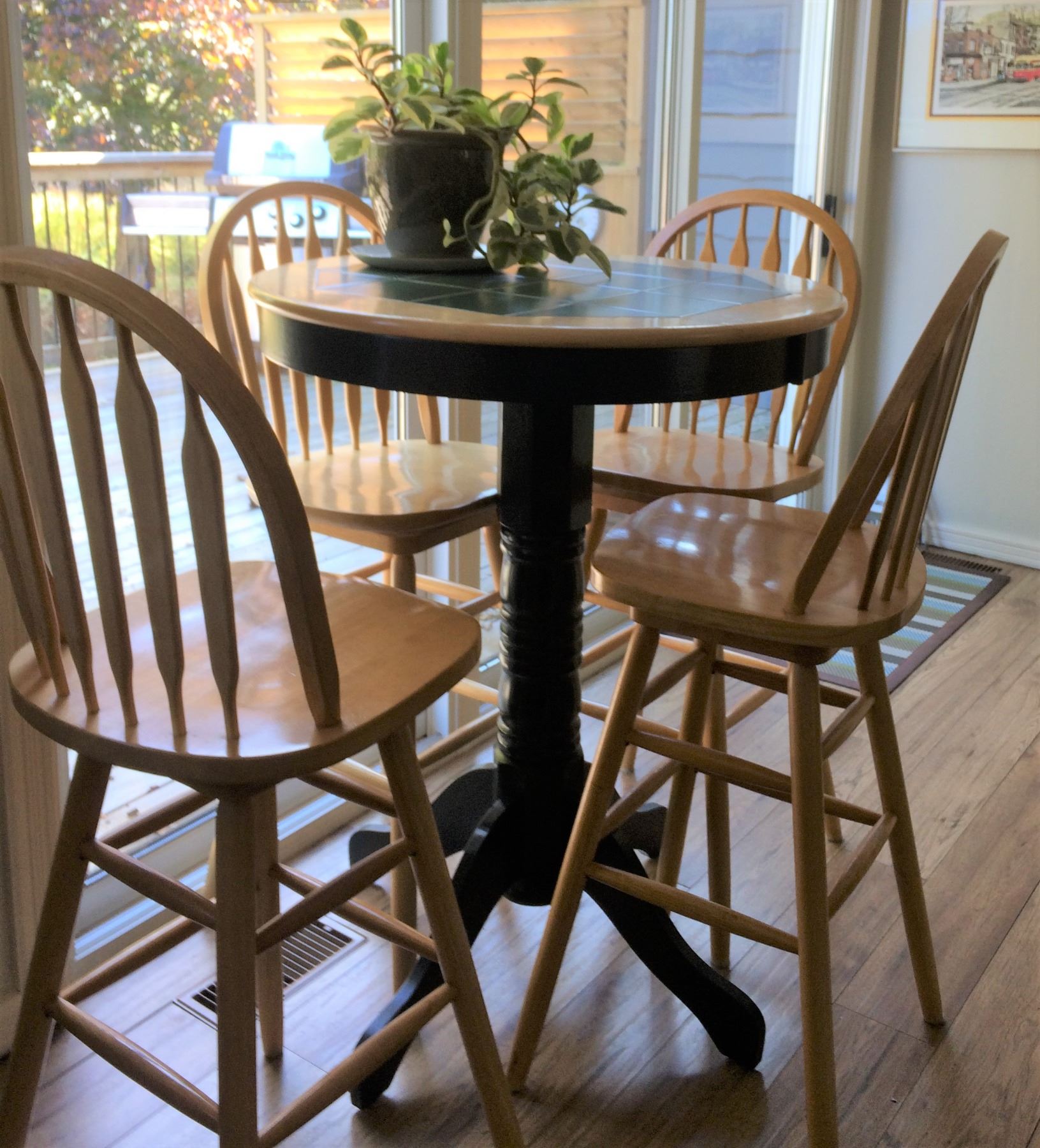 BISTRO STYLE KITCHEN TABLE WITH 4 STOOLS