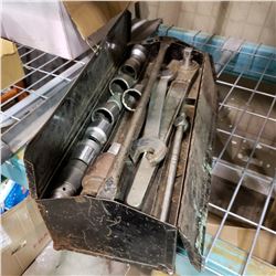 VINTAGE TOOL BOX WITH VINTAGE SNAP ON AND GREY SOCKETS AND 2 WRENCHES 18 PCS TOTAL