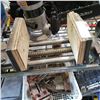 Image 2 : GREY COLUMBIAN 4 x 7 VICE