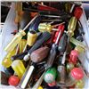 Image 2 : TOTE OF SCREW DRIVERS