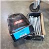 Image 2 : 2 BOXES OF NC CAP SCREWS 1/2 BY 8