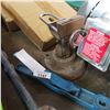 Image 2 : UNIQUE VICE, BARREL OPENER, AND KEYSTONE TOOL