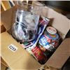 Image 2 : BOX OF NOVELTY PINS AND BELT