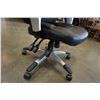 Image 2 : BLACK ROLLING OFFICE ARM CHAIR