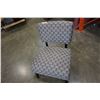 Image 2 : MODERN GREY ACCENT CHAIR