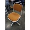 Image 2 : WHITE ROLLING OFFICE CHAIR