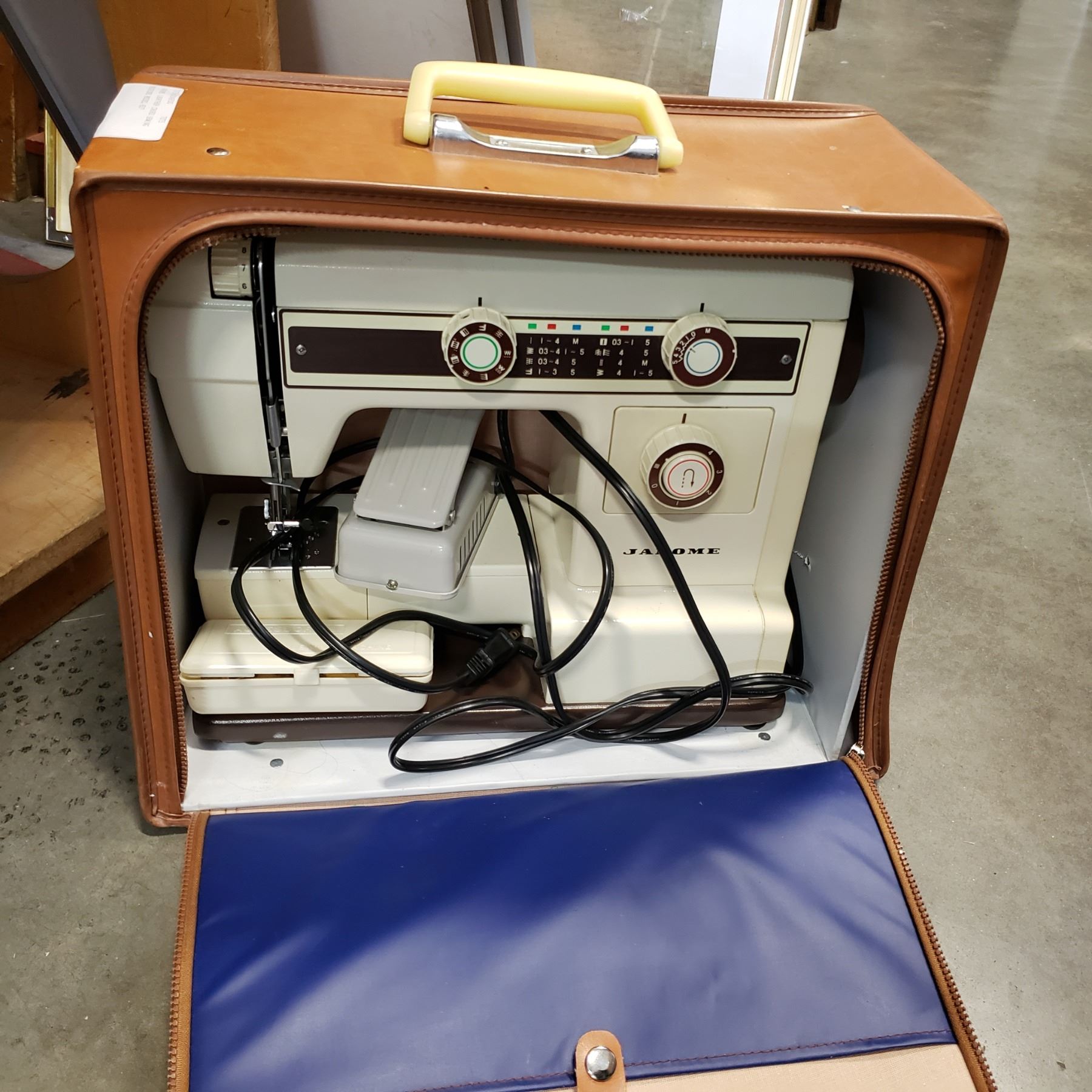 JANOME LEATHER CASED SEWING MACHINE MODEL 657