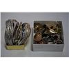 Image 1 : TRAY OF NOVELTY RINGS AND TRAY OF BANGLES