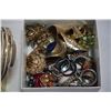 Image 2 : TRAY OF NOVELTY RINGS AND TRAY OF BANGLES