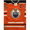 Image 3 : WAYNE GRETZKY SIGNED OILERS CAPTAIN JERSEY (GLOBAL AUTHENTICS)