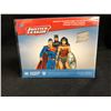 Image 2 : SUPERMAN & WONDER WOMAN SALT & PEPPER SHAKERS (JUSTICE LEAGUE)