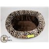 Image 1 : NEW SNOW LEOPARD THEMED FUZZY CAT BED