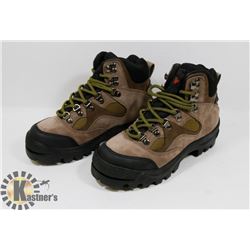 NEW ARCTIC TRAIL SIZE 8 MENS WINTER HIKING BOOTS.