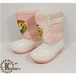 UNUSED PAIR OF SIZE 9 GIRLS "SNOOPY" WINTER BOOTS.
