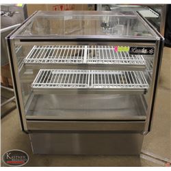 LEADER 3' COMMERCIAL GLASS LIGHT-UP DISPLAY CASE