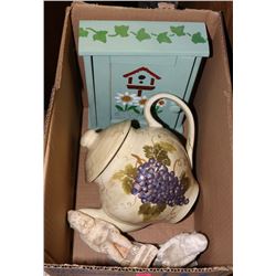BOX WITH TEAPOT, KEYHOLDER, AND 2 BOOKENDS