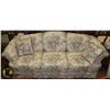 Image 1 : VINTAGE 90" FLORAL SOFA W/ ACCENT PILLOWS.