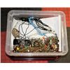 Image 1 : PLASTIC TOTE OF ASSORTED ESTATE JEWELLERY