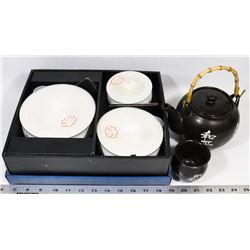 BOX OF 3 ASIAN GLASS SERVING/STORAGE DISHES WITH